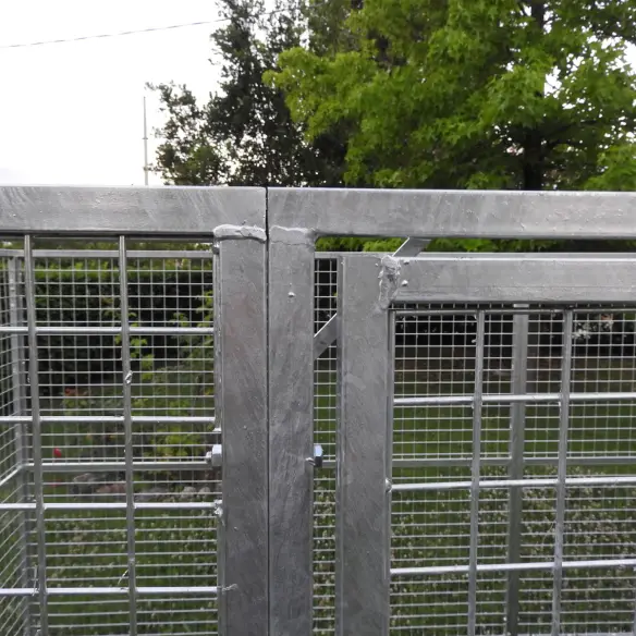 Panel fastening of custom-made dog and animal pen