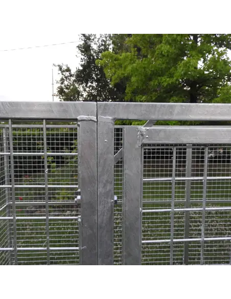 Fissaggio dei pannelli del recinto per cani e altri animali