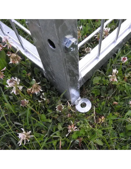 Ground anchoring of custom-made dog and animal pen