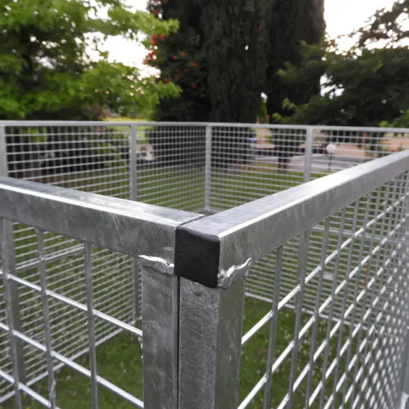 Panel fastening of custom-made dog and animal pen