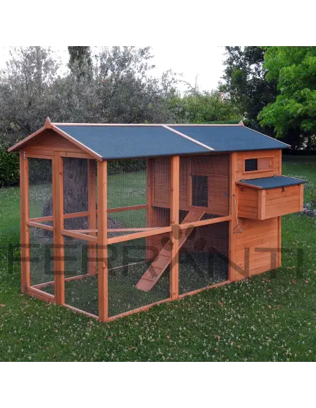 Wooden chicken coop for 10 hens with included accessories