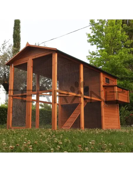 Wooden chicken coop for 10 hens with included accessories