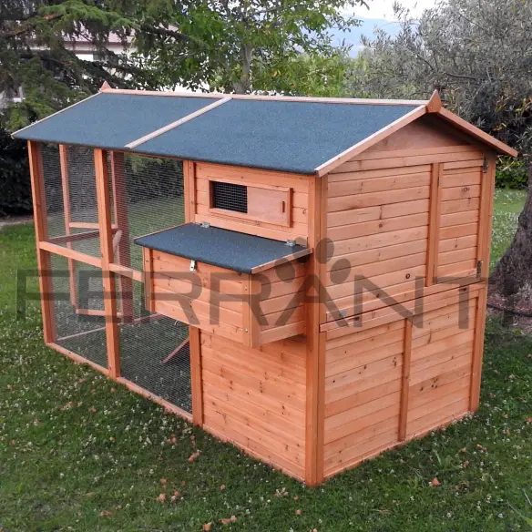 Parte posteriore del pollaio in legno con vassoio di raccolta