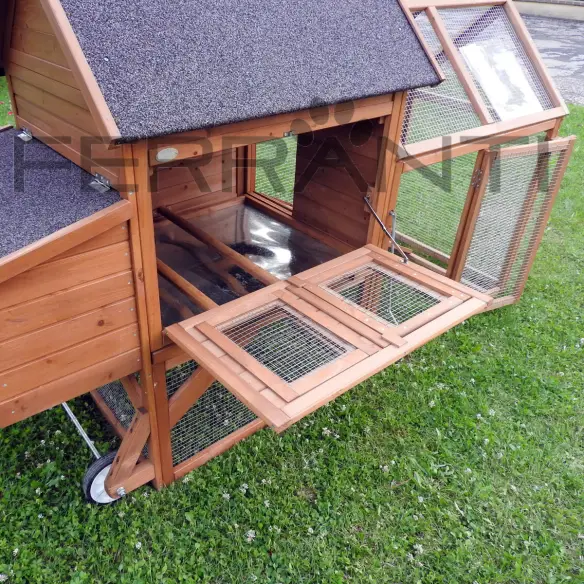 Side opening of mobile chicken coop for 4 hens