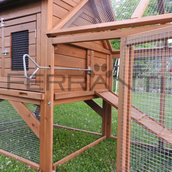 Interno del pollaio mobile con leva di apertura