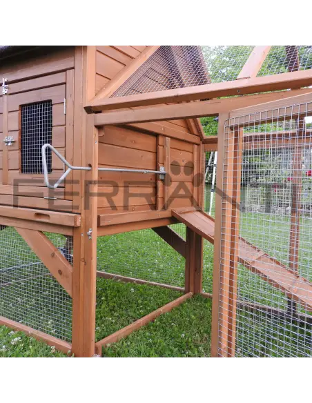 Interno del pollaio mobile con leva di apertura