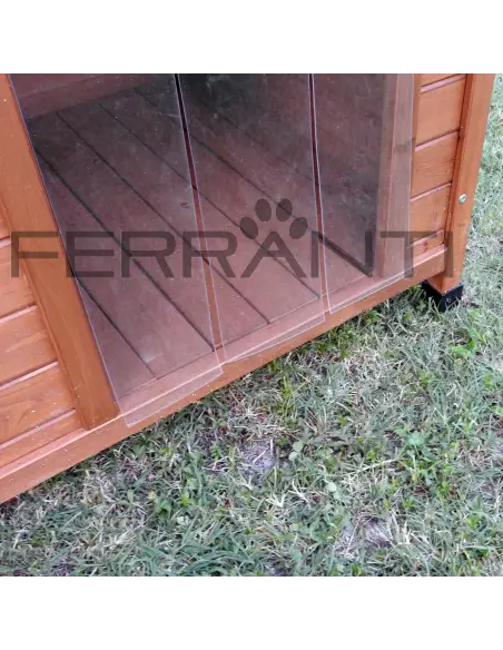 Ingresso della cuccia in legno per cani di taglia media