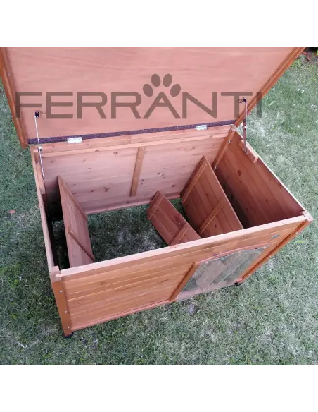 Interno della cuccia in legno per cani di taglia media