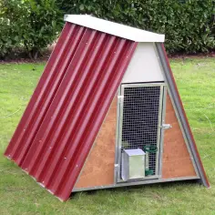 Small chicken coop for 8 hens with raised floor