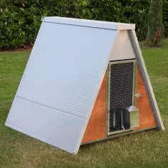 Insulated chicken coop for 8 hens with accessories