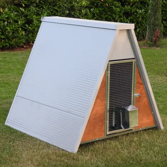 Insulated chicken coop for 8 hens with accessories