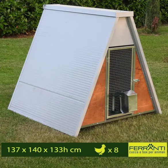 Insulated chicken coop for 8 hens with accessories