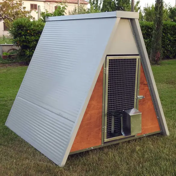 Insulated chicken coop for 8 hens with accessories