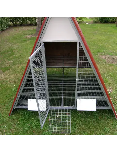 Porta del pollaio rialzato con catenaccio portalucchetto