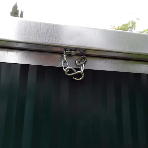 Opening roof of small insulated dog house