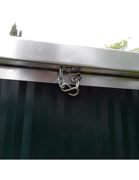 Opening roof of small insulated dog house