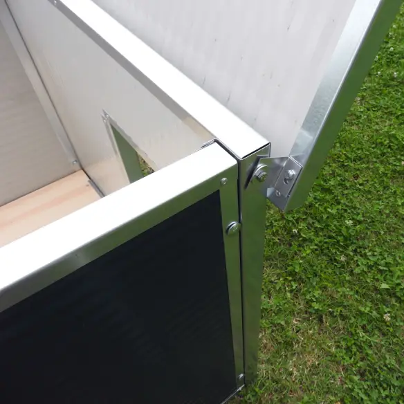 Opening roof of small insulated dog house