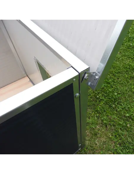 Opening roof of small insulated dog house