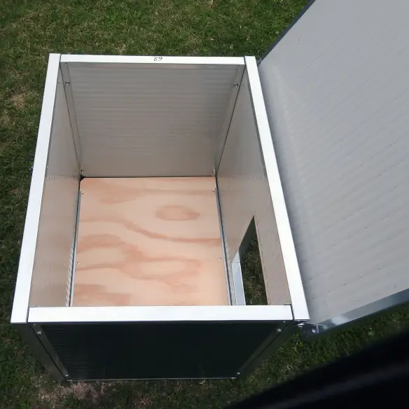 Opening roof of small insulated dog house
