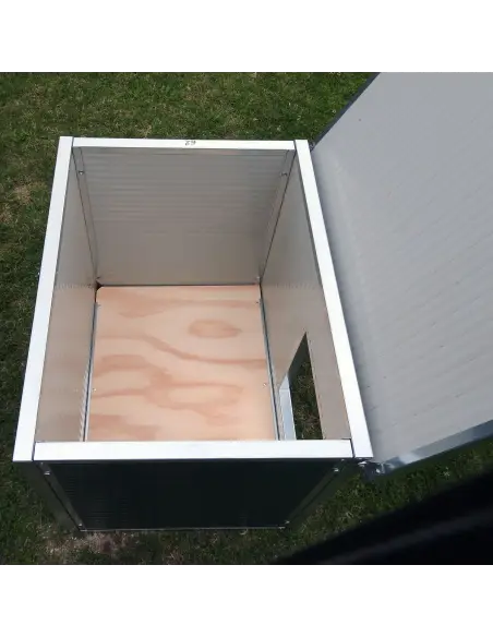 Opening roof of small insulated dog house