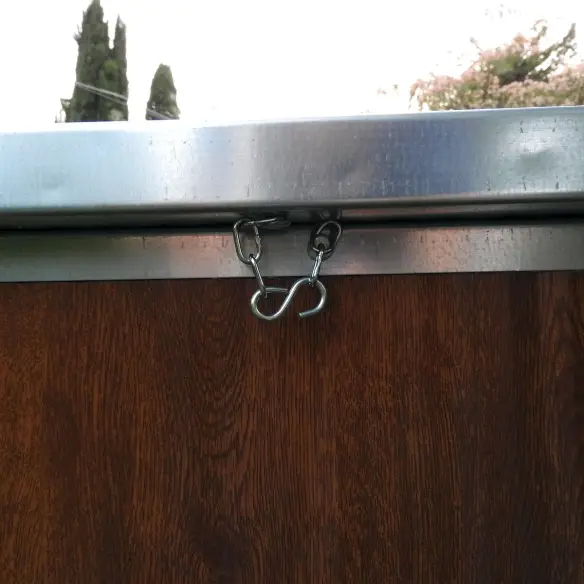 Opening roof of small insulated dog house