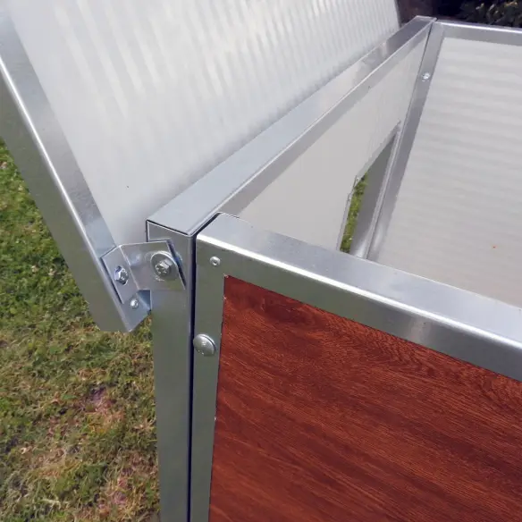 Opening roof of small insulated dog house