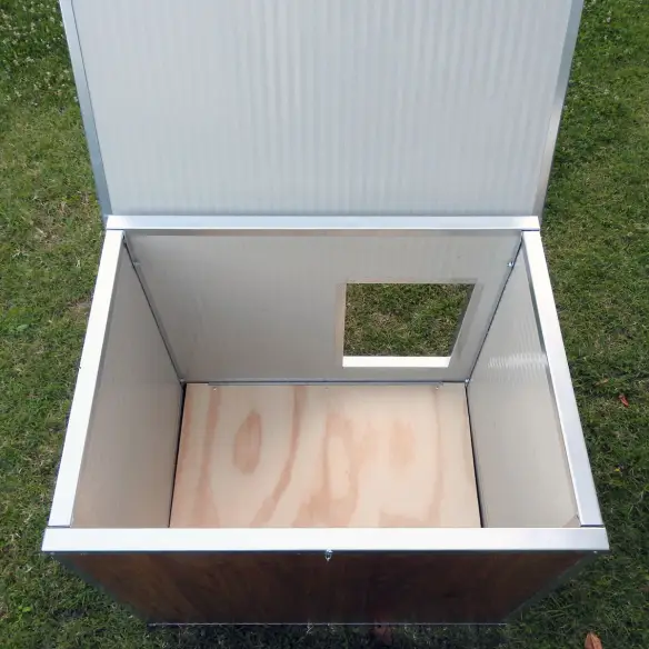Opening roof of small insulated dog house