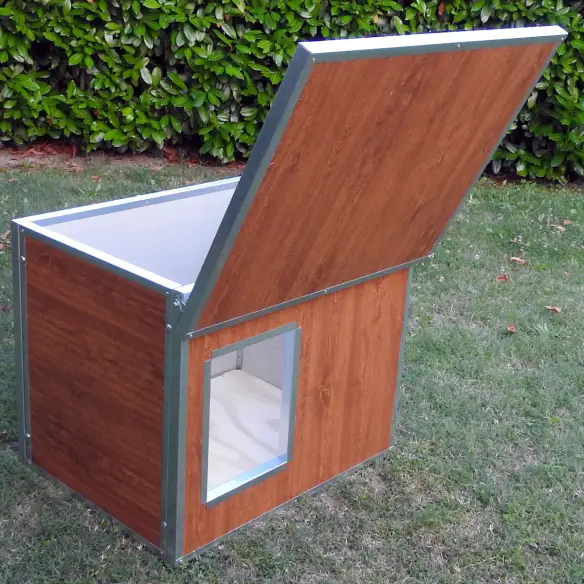 Opening roof of small insulated dog house