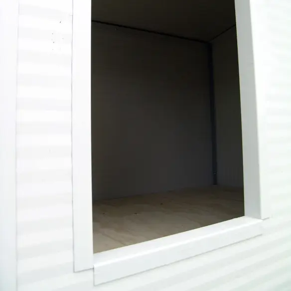 Entrance of medium insulated dog house