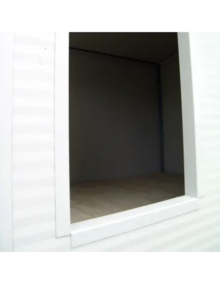 Entrance of medium insulated dog house