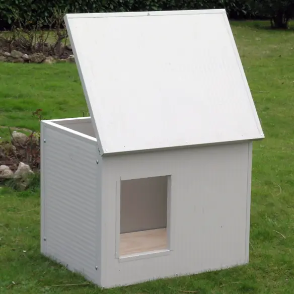 Opening roof of medium insulated dog house
