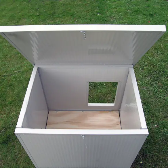 Opening roof of medium insulated dog house