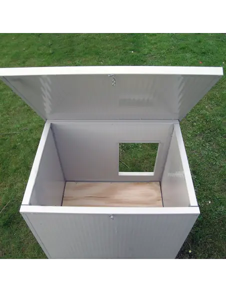 Opening roof of medium insulated dog house