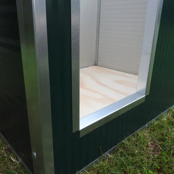 Entrance of medium insulated dog house
