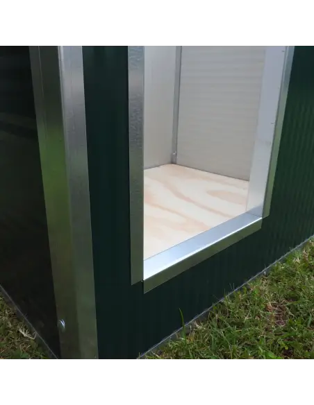 Entrance of medium insulated dog house Entrance of medium insulated dog house