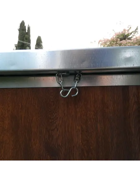 Opening roof of medium insulated dog house