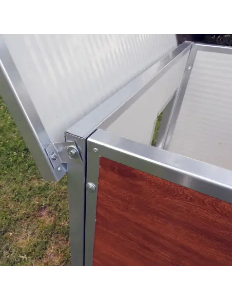 Opening roof of medium insulated dog house