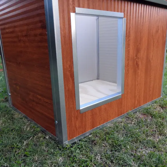 Entrance of medium insulated dog house