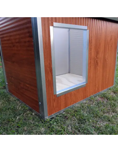 Entrance of medium insulated dog house
