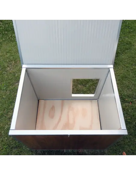 Opening roof of medium insulated dog house