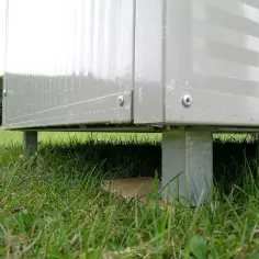 Galvanized steel platform for insulated doghouse