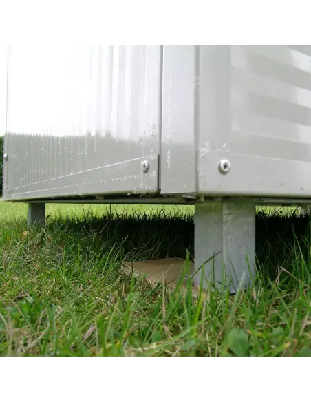 Galvanized steel platform for insulated doghouse