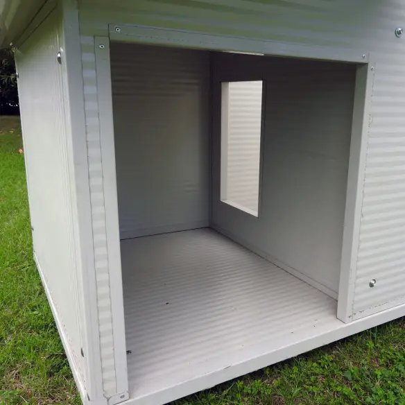 Interno della cuccia con veranda isolata