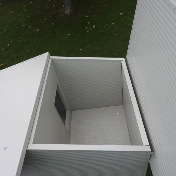 Interno della cuccia con veranda isolata