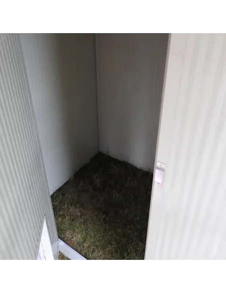 Interno della casetta per gatti coibentata