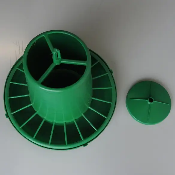 Mangiatoia a tramoggia per galline aperta