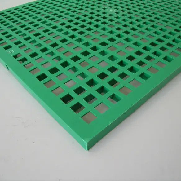 Plastic grid base for veterinary cage