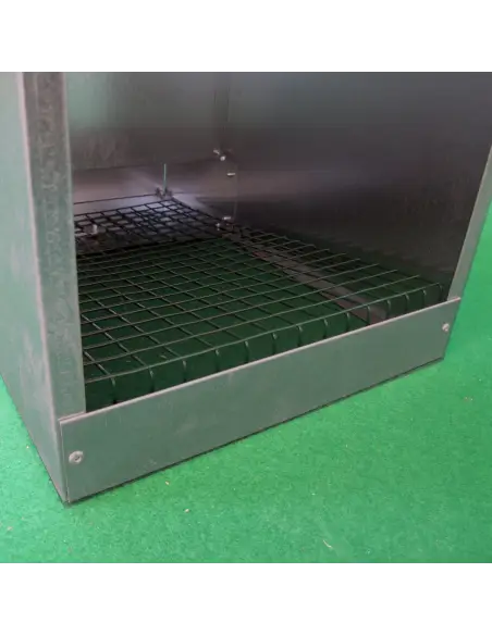 Nesting box with egg collection slide Nesting box with egg collection slide