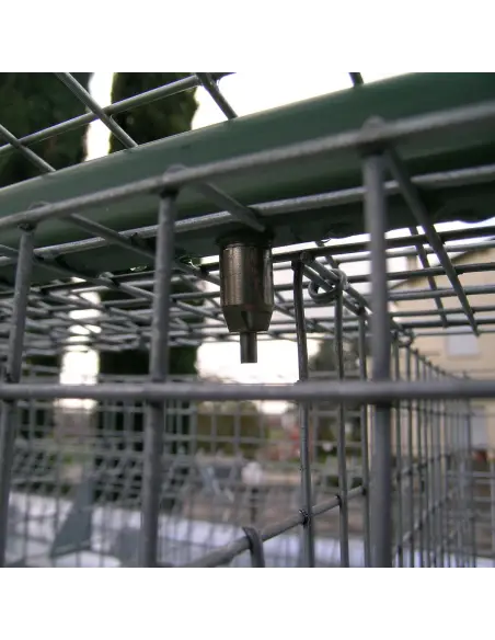 Dettaglio abbeveratoio automatico per gabbia conigli
