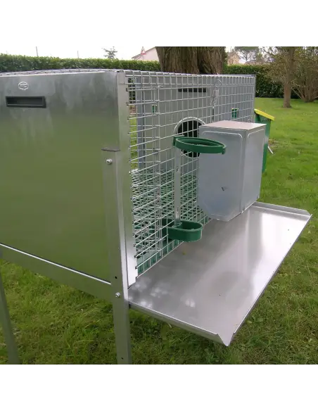 Removable droppings tray for rabbit hutch